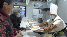 百家乐平台全媒+丨县域养老中央厨房服务老人