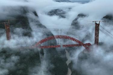 湖北鹤峰：溇水河特大桥钢梁吊装即将完成