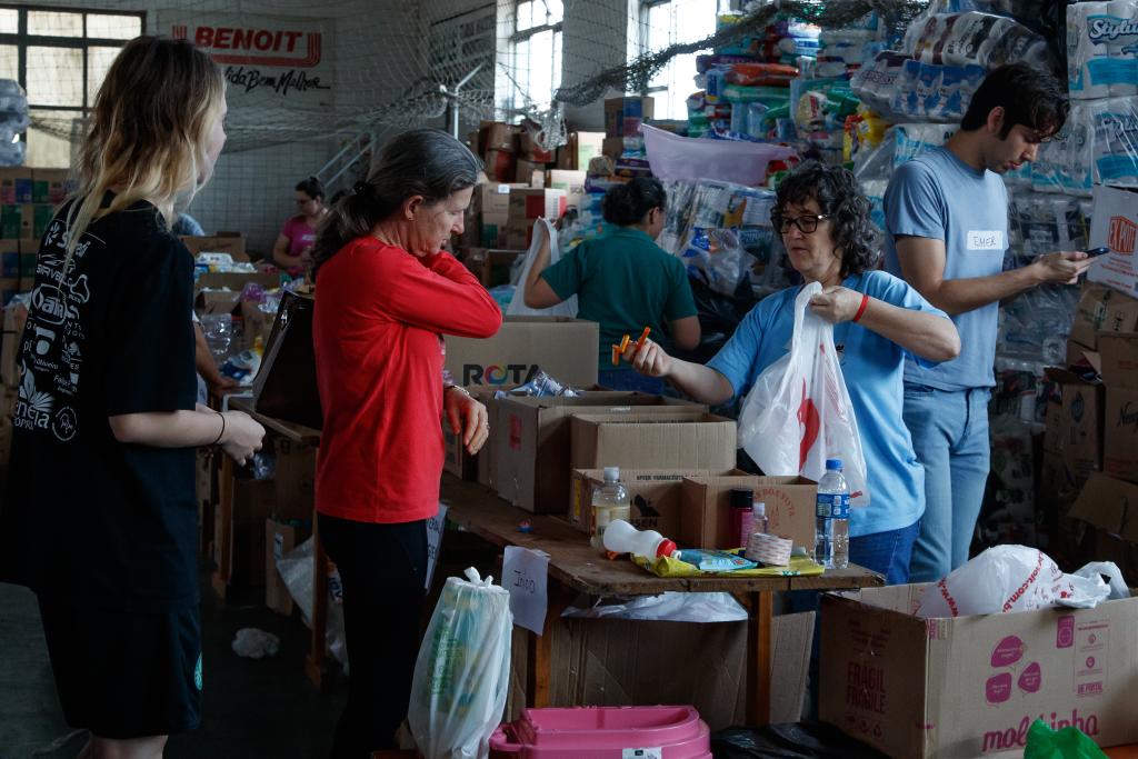 巴西：为受灾民众发放物资