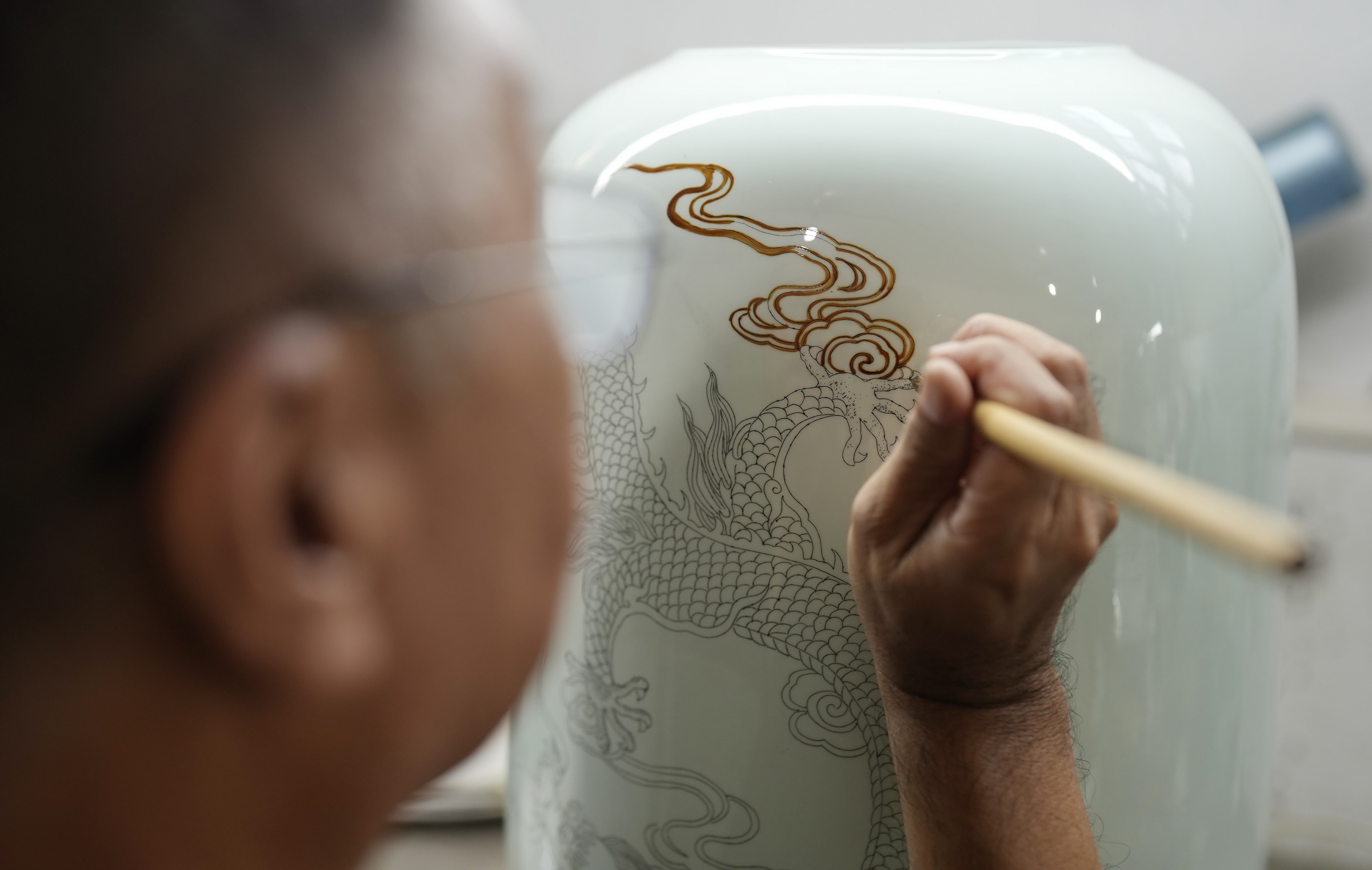 河北唐山：陶瓷雕金技艺在坚守中传承